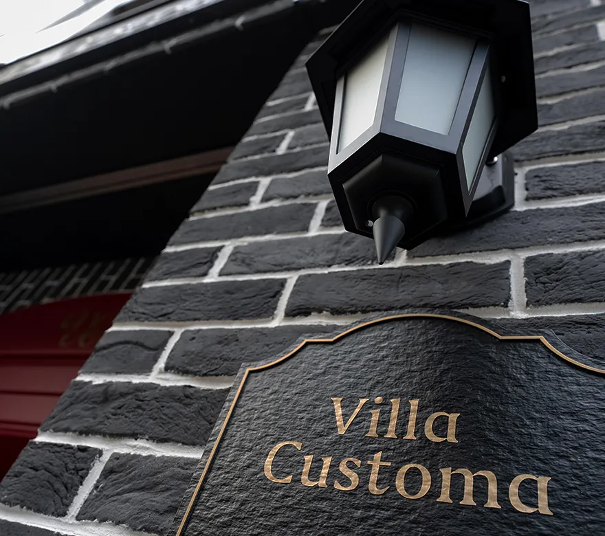 Villa Customa上野の看板