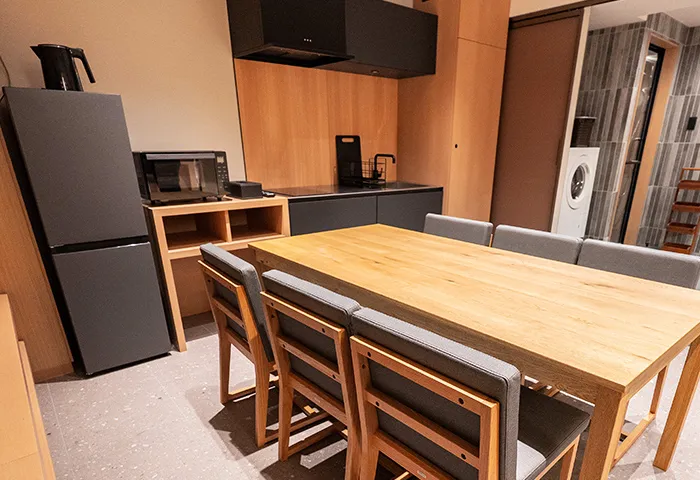 Villa Customa 上野:2F:《 禅 》ZENのダイニング＆キッチン 包丁・鍋・フライパン・カトラリー等調理器具備え付け有り