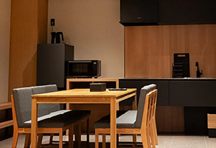 Villa Customa 上野:2F:《 禅 》ZENのダイニング＆キッチン 壁にはモニターがあり、NetflixやYouTube、U-NEXT等見ることが出来ます