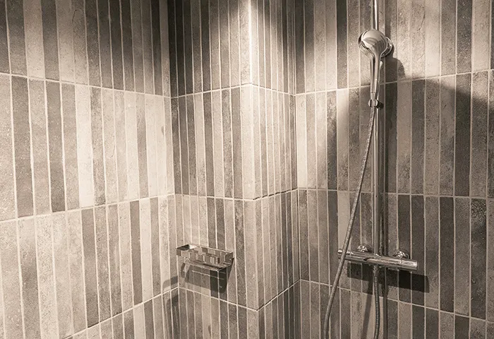 Villa Customa 上野:2F:《 禅 》ZENのシャワールーム 広めの室内にボディソープ・シャンプー・リンスは備え付け有り