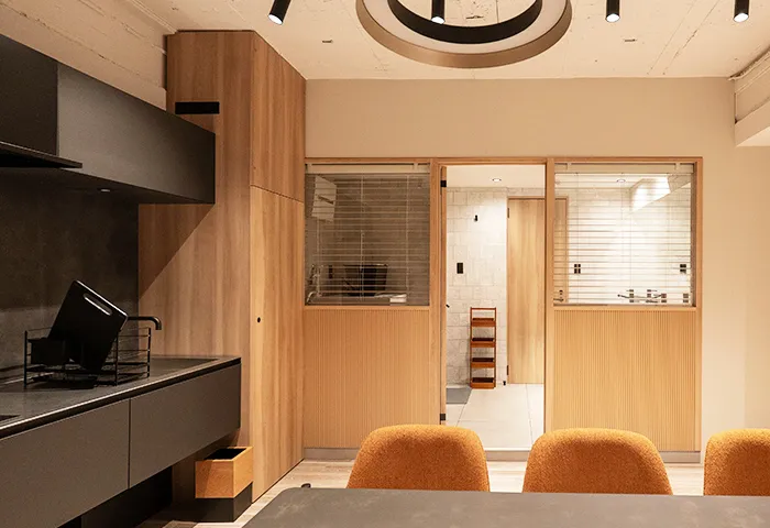 Villa Customa 上野:3F:《 琴 》KOTOのダイニング＆キッチン 包丁・鍋・フライパン・カトラリー等調理器具備え付け有り