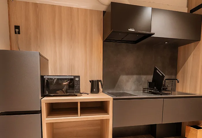 Villa Customa 上野:3F:《 琴 》KOTOのダイニング＆キッチン 壁にはモニターがあり、NetflixやYouTube、U-NEXT等見ることが出来ます