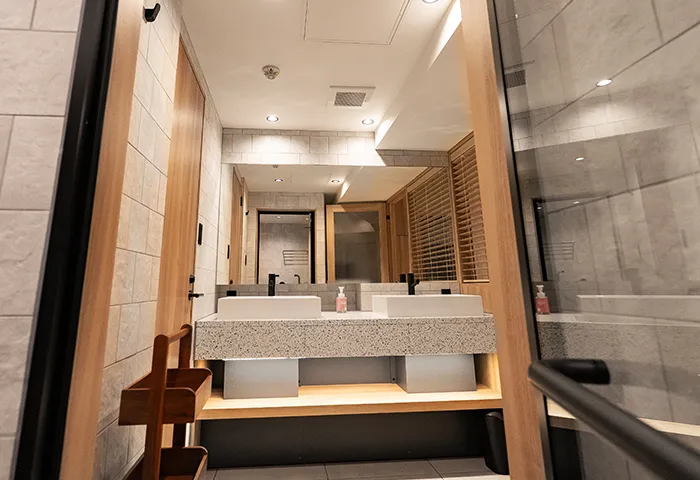 Villa Customa 上野:3F:《 琴 》KOTOの洗面所 ドライヤーやヘアーアイロン有り。ブラインドは下げられます