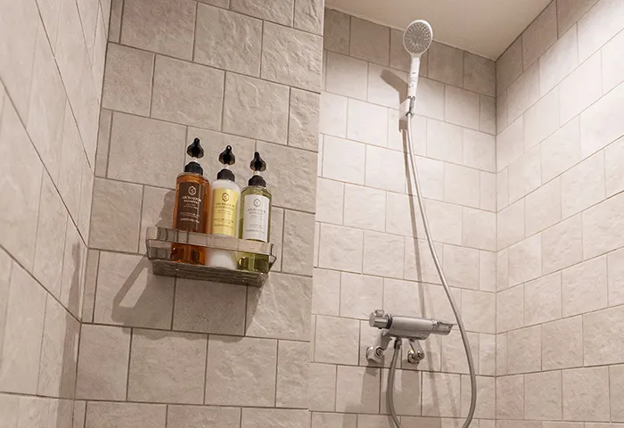 Villa Customa 上野:3F:《 琴 》KOTOのシャワールーム 広めの室内にボディソープ・シャンプー・リンスは備え付け有り