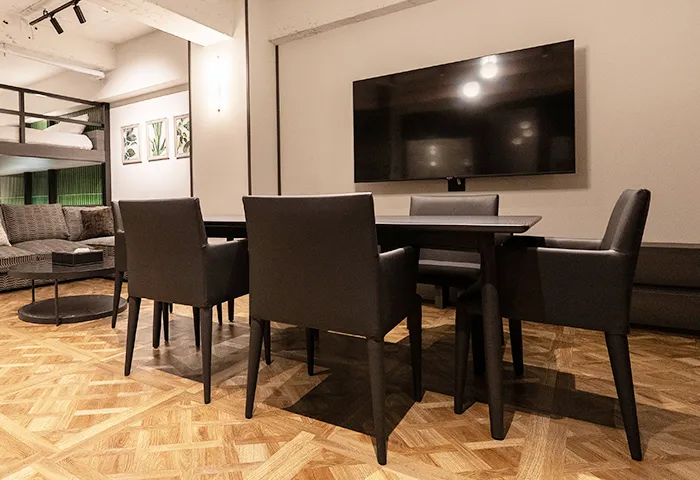 Villa Customa 上野:5F:《 翠 》SUIのダイニング＆キッチン 壁にはモニターがあり、NetflixやYouTube、U-NEXT等見ることが出来ます