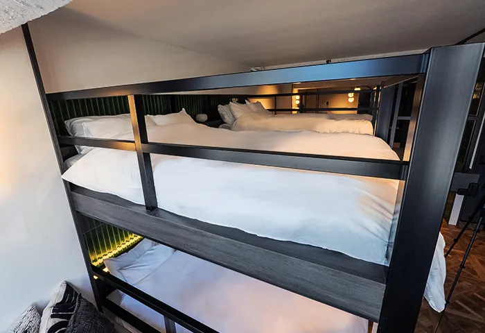 Villa Customa 上野:5F:《 翠 》SUIのダブルベッド 8人まで宿泊可能