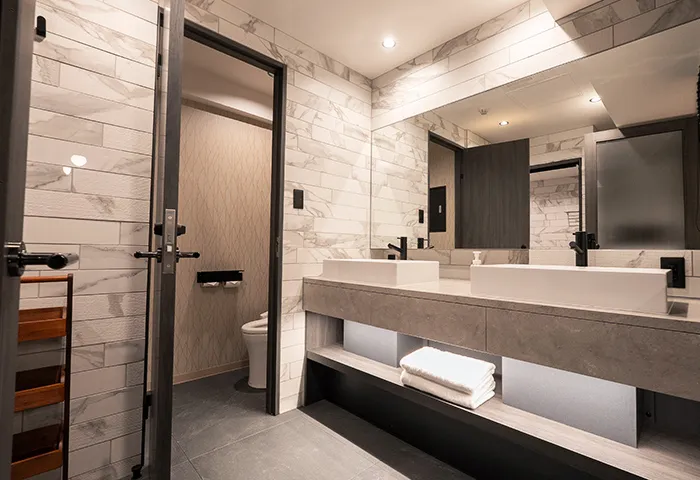 Villa Customa 上野:5F:《 翠 》SUIの洗面所 ドライヤーやヘアーアイロン有り。ブラインドは下げられます