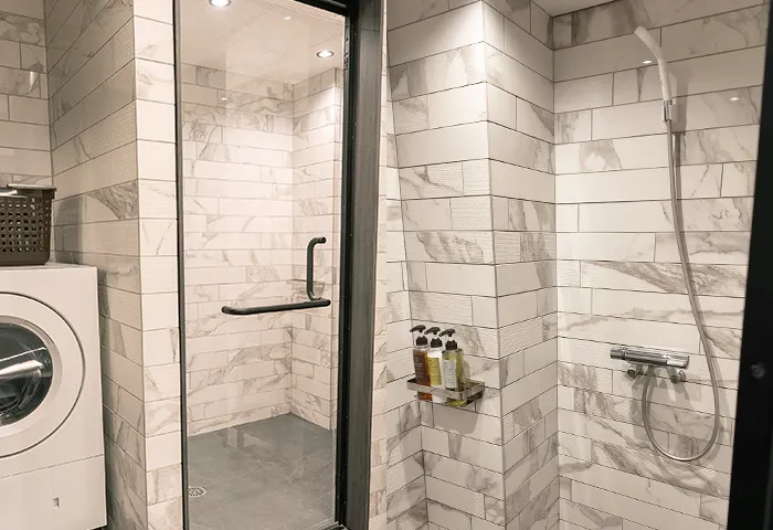 Villa Customa 上野:5F:《 翠 》SUIのシャワールーム 広めの室内にボディソープ・シャンプー・リンスは備え付け有り