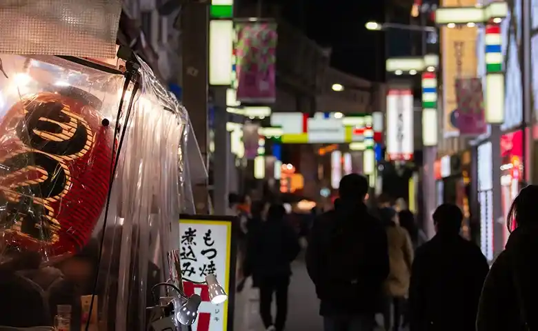 御徒町駅前通りの様子