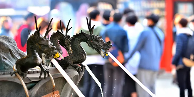 浅草寺内の龍の彫刻